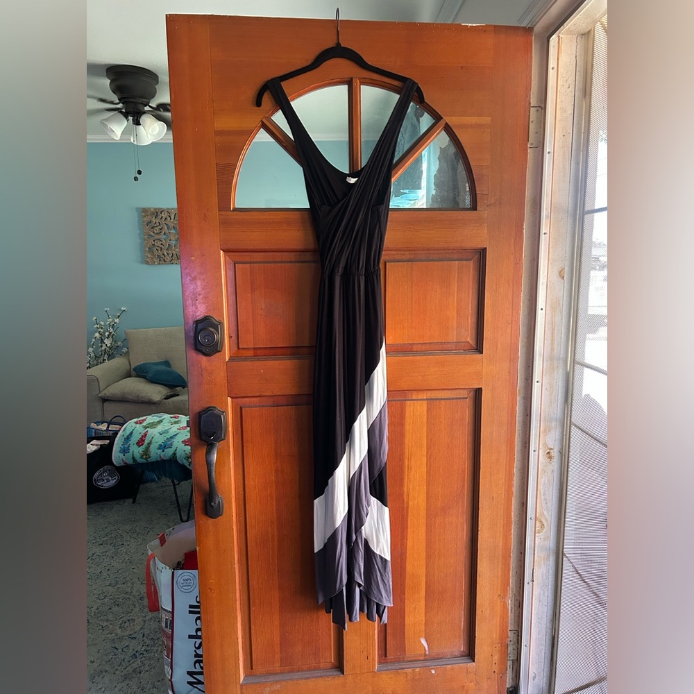 Gilli Elegant Black and White Asymmetrical Dress